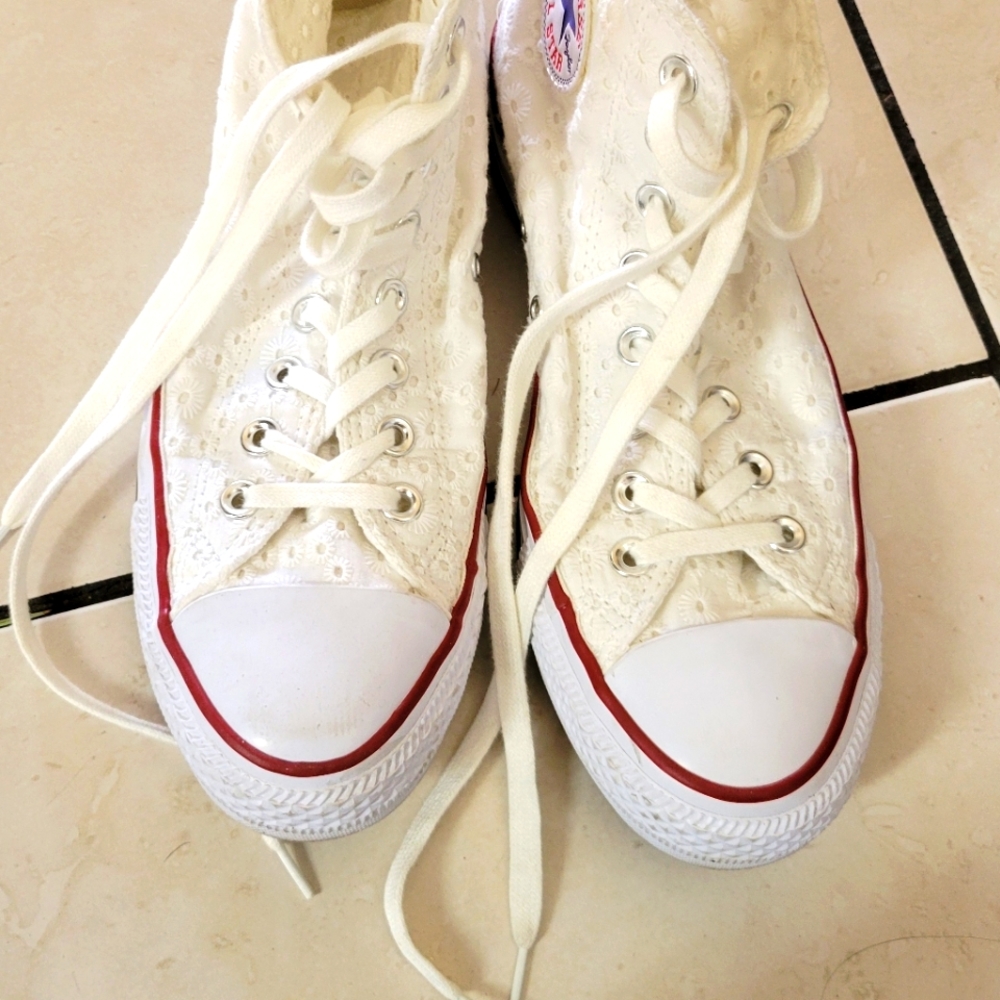 Super cute Converse Lace sneakers high top